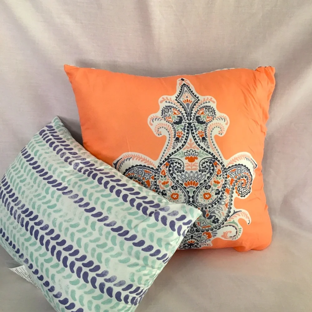 Decorative pillows set